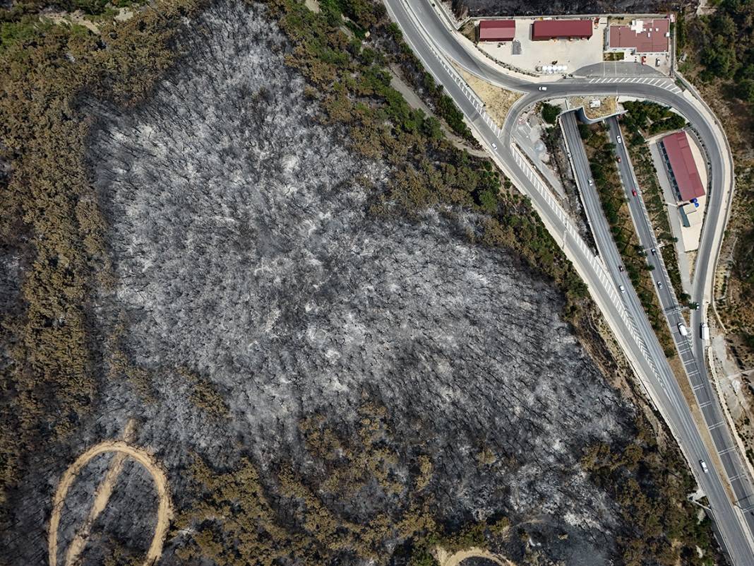 Kahreden manzara! Bornova'da yanan ormanlar dronla görüntülendi 32